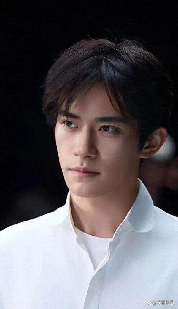 易烊千玺单依纯携手破圈，00后实力派双星引领影视音乐新风潮