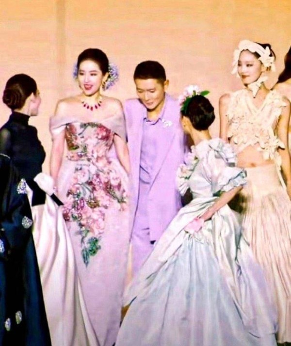 红毯上的闪光与尴尬：明星的瞬间应变