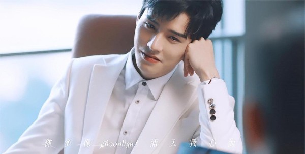 龚俊参加节目带头唱王力宏歌曲，突然停住担心版权问题，立刻询问节目组是否获得授权，表现出对原创音乐的尊重和责任感