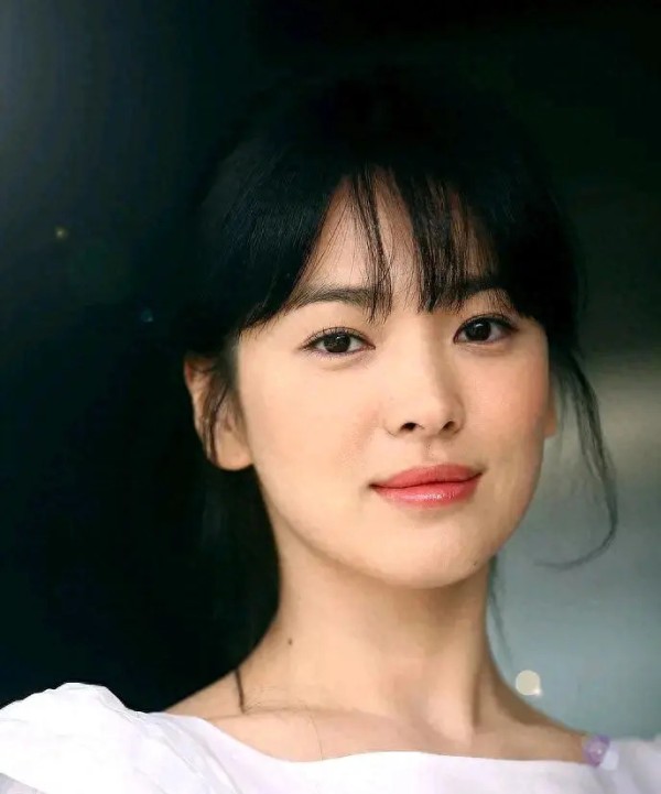 杂趣集：韩国娱乐圈中，财阀的权势无所不及。即便像张娜拉这样的明星，也难逃一劫。媒体的聚焦只是冰山一角，更多不为人知的黑幕或许还在继续。这个事件的爆发，是否只是表面，背后是否还隐藏着更多不为人知的秘密？
张娜拉的自曝是否有其他因素在推动？是真实的自白还是利用舆论炒作？这些问题令人深思。在这个充满阴影的娱乐圈，每一个故事背后都隐藏着无数看不见的线索，让人不得不怀疑这场面前所呈现的一切。

或许，张娜拉...