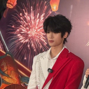 艺人张峻豪在湖南卫视元宵喜乐会后台对粉丝说了哪些真情互动的内容？