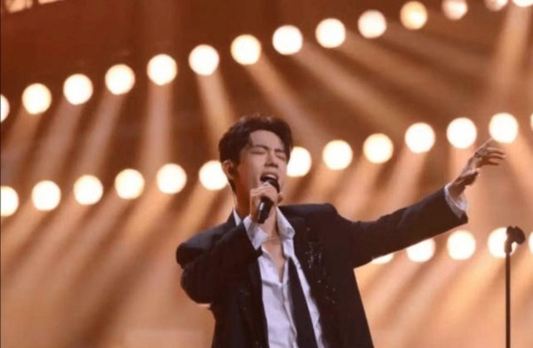 肖战可太幸福了拥有庞大粉丝团，粉丝热情又懂配合，活动现场气氛火爆徐导让停肖战淡定示意全场安静，真是既被宠爱又被理解的幸运偶像