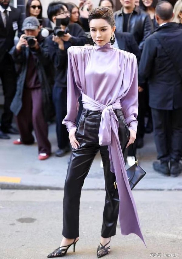 文咏珊巴黎看秀造型翻车！美貌撑不住丑衣服，上显壮