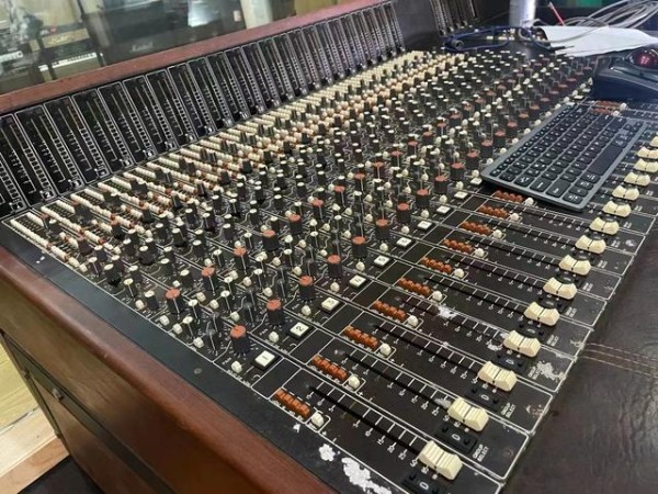 青年导演、唱作人易白：如何拍好音乐短片？揭秘拍摄MV技巧与策略