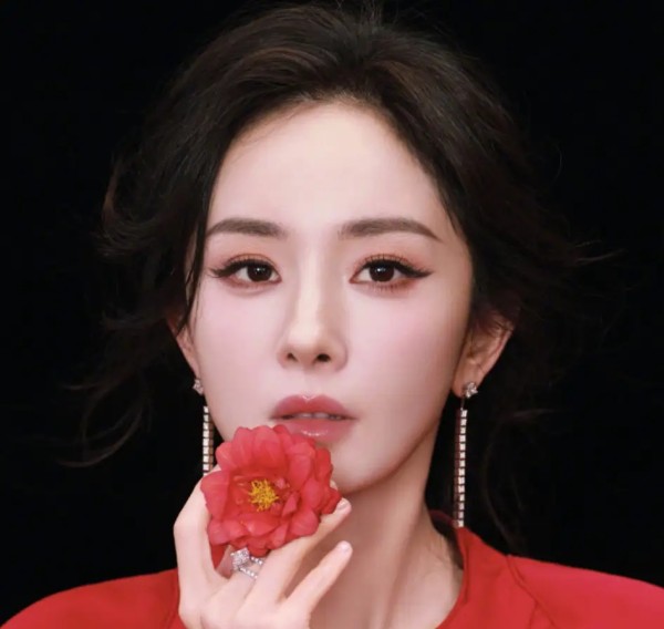 王二吃瓜：杨幂《生万物》暴雷，恐受牵连！因为中戏三人投案。三人中的王鑫是中央戏剧学院表演系原主任、教授，曾在多部影视作品中饰演重要角色。很多内娱明星都因和王鑫有交集而被牵连，比如杨幂。

王鑫曾在《生万物》中饰演杜春林，虽然全剧加起来戏份也就半个小时，但他一出现都是剧情的转折点。

这次王鑫投案，成了劣迹艺人，《生万物》恐怕受到影响，因为广电不允许劣迹艺人的作品参与各大奖项。

这剧是杨幂的转型之...