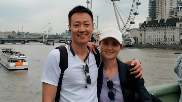 辛柏青现状曝光，与朱媛媛恩爱32年痛失挚爱，两个字道尽半生悲怆