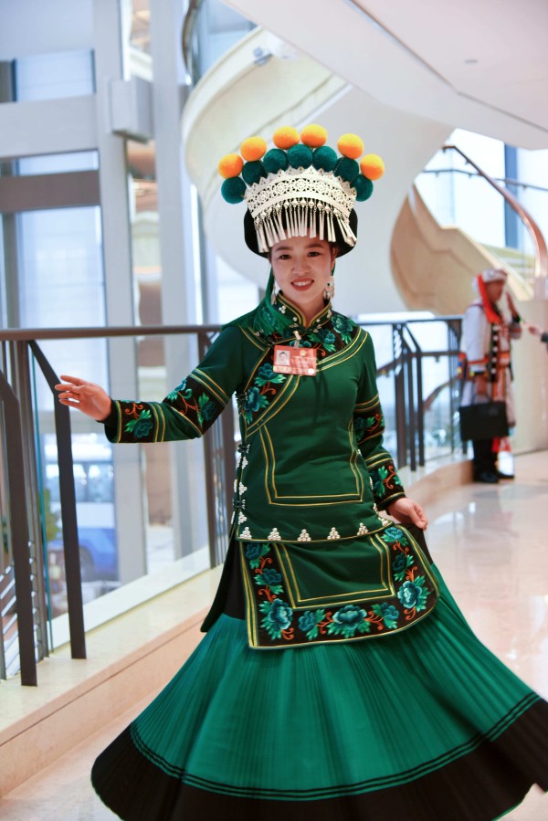 两会现场速递|一枚绣花针，连接云岭山乡与国际舞台