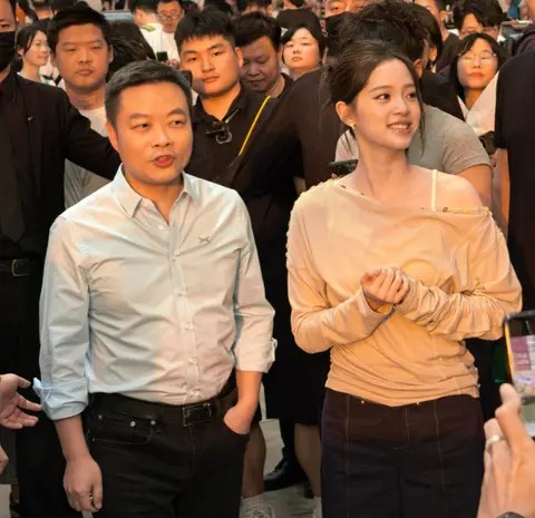 何小鹏笑开花！欧阳娜娜成首位女代言人，网友：鹏嫂今晚怕是无眠