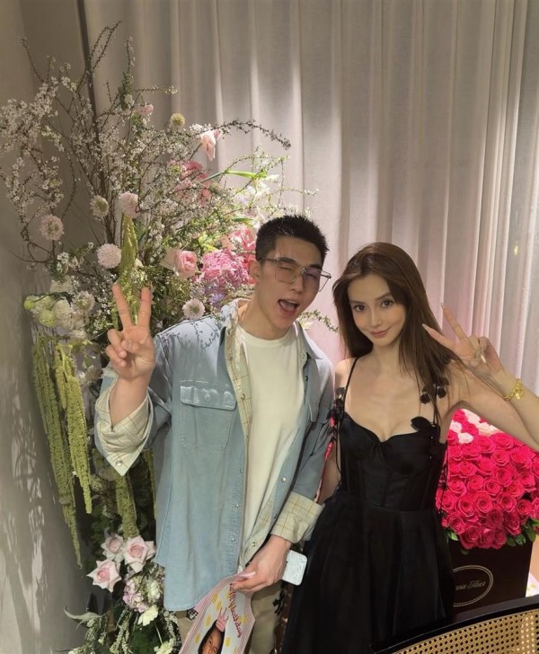 红毯造型翻车？baby礼服领口太低引热议，明星穿搭尺度如何拿捏