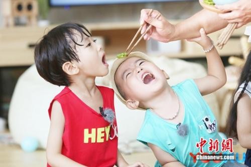 萌娃为狗狗吃苦瓜