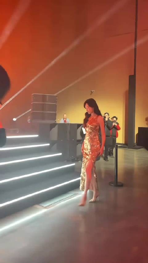 腿精唐嫣的身材很曼妙！