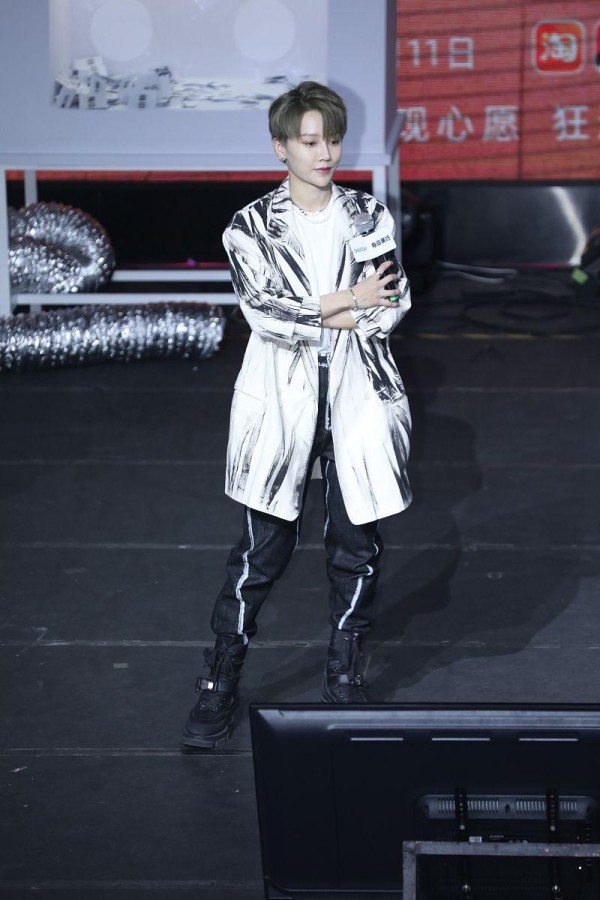 毕雯珺“开门帅”现象：粉丝经济下的颜值崇拜与偶像工业的审美博弈