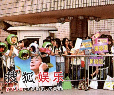 黄晓明出席金像奖人气旺 颁奖现场粉丝尖叫