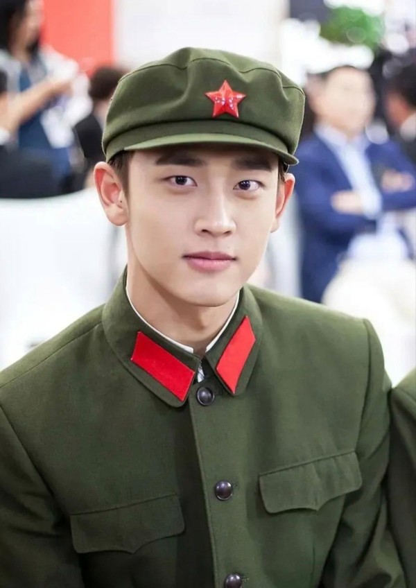 王天辰的底气何来？军人家庭背景VS寒门艺人，谁更胜一筹？