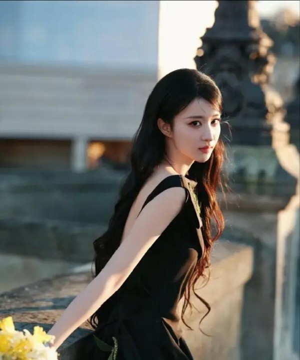 王楚然巴黎时装周太提气！大方自报中国身份，迪奥大使空降封神