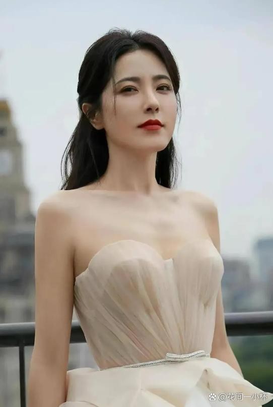 曾黎的四段感情经历： 1. ...@花间一小杯的动态