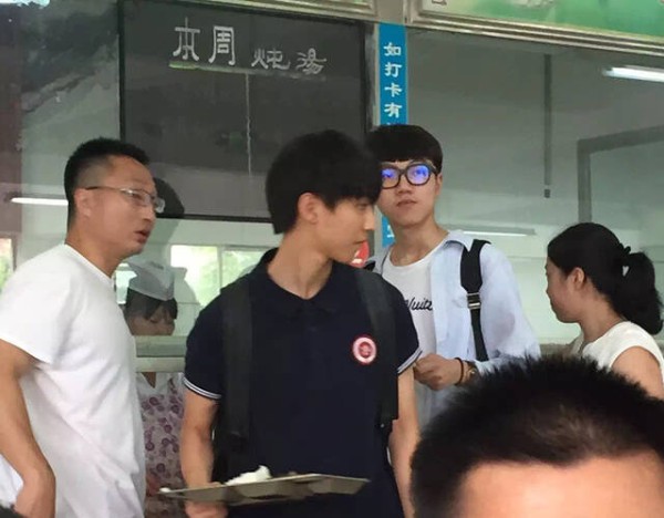  近日有网友曝出一组王俊凯在高中校园的照片，照片中王俊凯背着书包穿着校服在食堂吃饭，在教室与同学一起写作业，与普通学生无异。