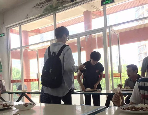 2013年8月6日，TF家族官方发布TFBOYS形象宣传片《十年》，由王俊凯、王源、易烊千玺三人组成的中国内地组合TFBOYS正式出道，陆续发行单曲《爱出发》、《Heart》、《梦想起航》、《魔法城堡》、《青春修炼手册》、《幸运符号》、《快乐环岛》、《信仰之名》、《宠爱》、《样YOUNG》、《恋西游》、《剩下的盛夏》等单曲。图为王俊凯现身学校食堂，低调无星光。