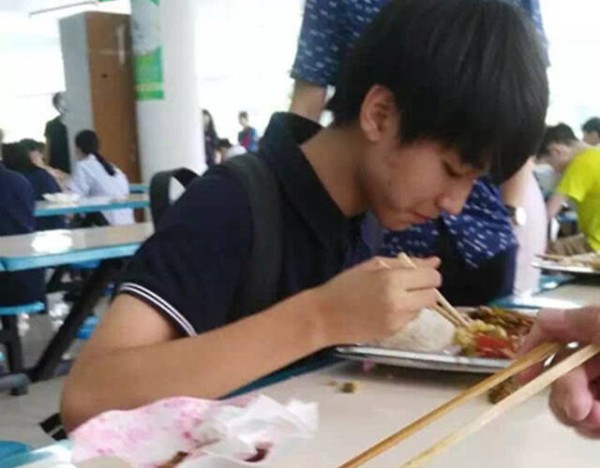 王俊凯，1999年9月21日生于中国重庆，中国内地男歌手、演员、TFBOYS队长。2010年底被TF家族挖掘成为练习生，一年后其他练习生陆续退出，只有王俊凯坚持了下来，TF家族因此得以存续。2012年2月翻唱《囚鸟》走进大众视野、9月翻唱《我的歌声里》积累了人气。图为：王俊凯在学校食堂吃饭。