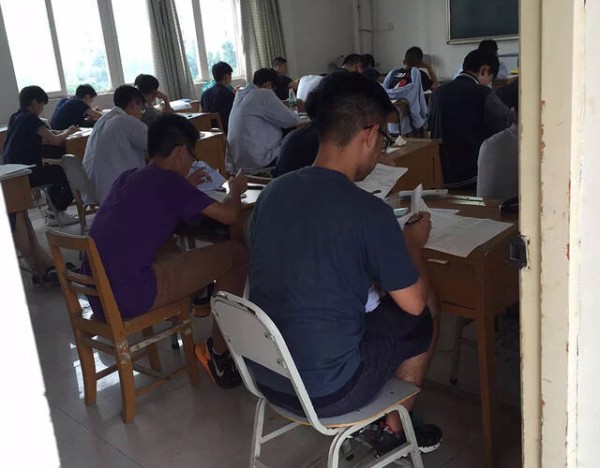 2015年，王俊凯参拍张艺谋导演的电影《长城》；2015年，王俊凯首次参演电视剧《小别离》；2015年，王俊凯将出演《诛仙青云志》。2015年5月4日王俊凯作为代表参加了在人民大会堂举办的共青团中央优秀青年座谈会。7月23日王俊凯代表重庆八中学生会，参加在人民大会堂举行的“全国学生联合会第26次代表大会”，并登上新闻联播。图为王俊凯在教室里上课。