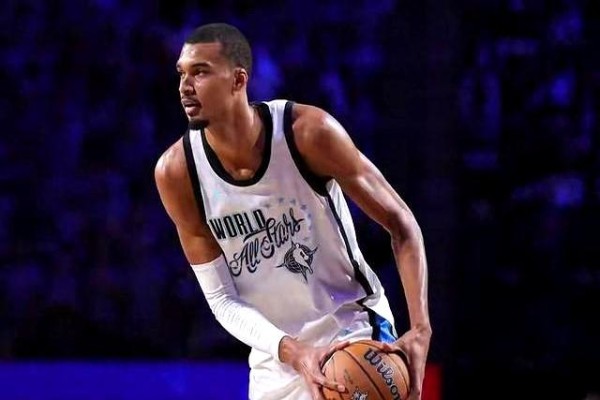 别再说马刺没核心了！这位“小卡2.0”用防守征服联盟，全明星见他都发愁