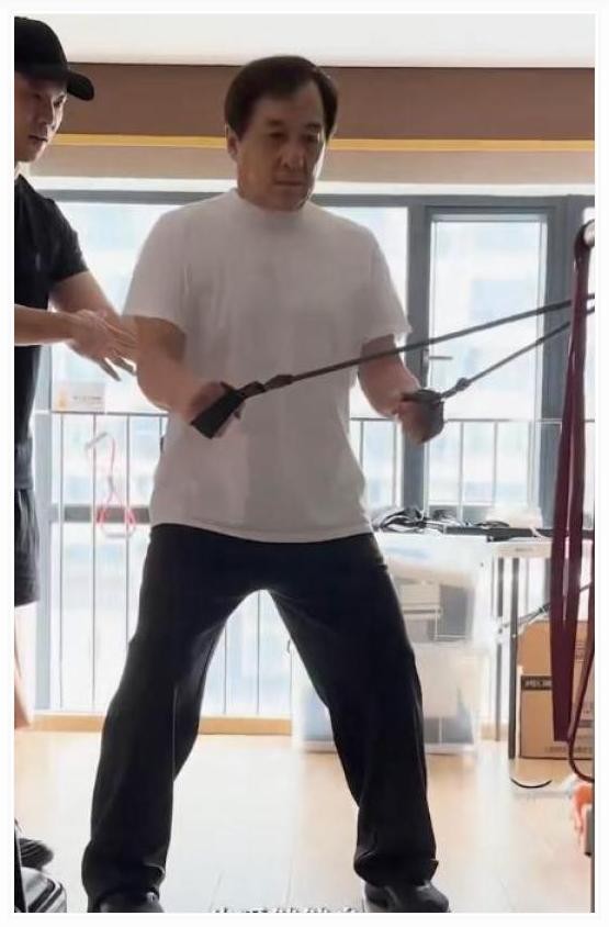 71岁成龙嘟嘴卖萌拜拜！小红书粉丝直呼老顽童上线