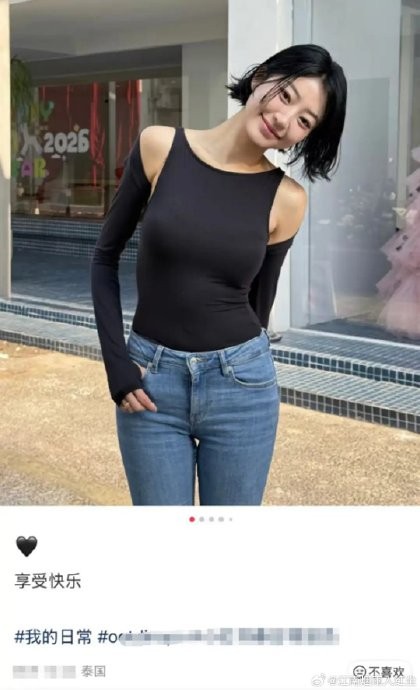 纪凌尘此次泰国度假的行程安排与其他明星的偶遇消息有何不同？