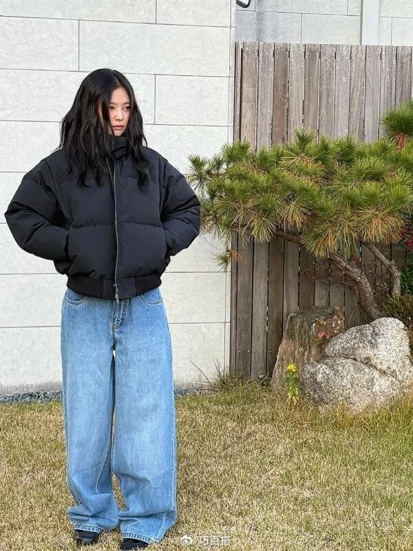 羽绒服+牛仔裤＝冬天王炸CP！明星平民都在穿，保暖时髦还不挑人！