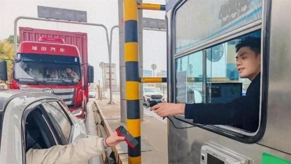 安徽00后收费员爆火！撞脸肖战龚俊多位明星，本人回应太拉好感