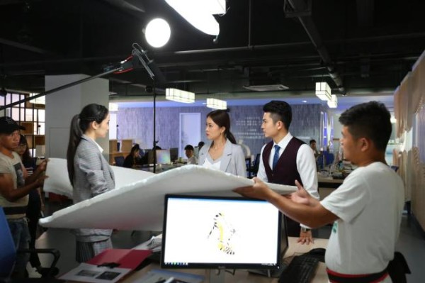 岳雨婷时装周出片质量 网红感与高级感的碰撞