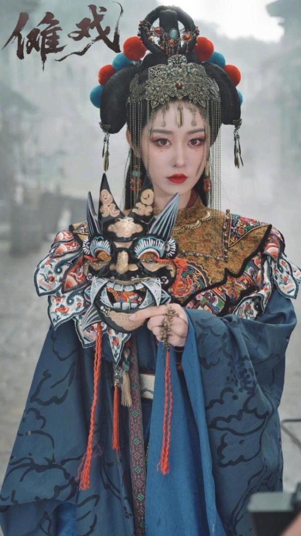 岳雨婷时装周出片质量 网红感与高级感的碰撞