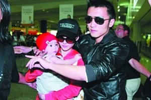 “艳照门”后一家三口亮相。