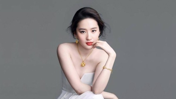 刘亦菲感情之事吧，咱就图乐一下，总有人追问她感情如何，其实她早把话说明白了，私事就不聊啦