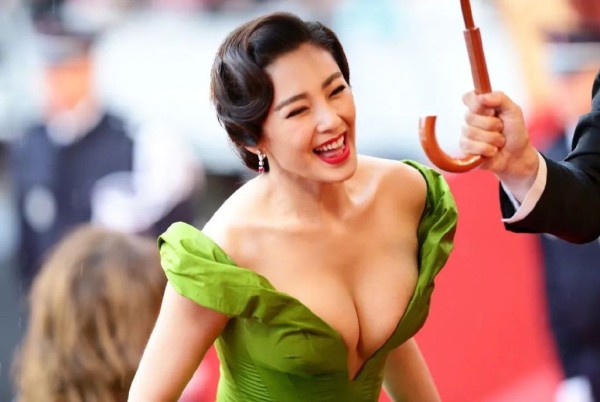 十大华语影坛性感女神！各个雪肤玉貌魔鬼身材太美艳撩人