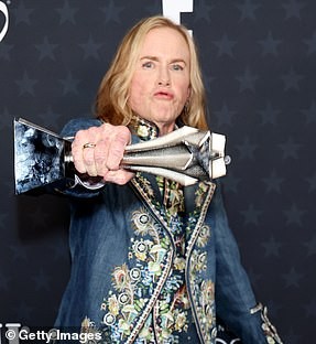 艾米·马迪根获得最佳配角凭借在《武器》中的出色表现，艾米·马迪根荣获最佳女配角奖</p><p>&nbsp;<p>最佳年轻男演员/女演员</p><p>埃弗雷特·布伦克 - 瘟疫（独立电影公司）</p><p>迈尔斯·卡顿 - 罪人（华纳兄弟） - 获奖者</p><p>卡里·克里斯托弗 - 武器（华纳兄弟）</p><p>香农·马希纳·戈尔曼 - 出租家庭（探照灯图片）</p><p>Jacobi Jupe – Hamnet（焦点专题）</p><p>Nina Ye – 左手女孩 (Netflix)</p><p>最佳导演</p><p>保罗·托马斯·安德森 - 一场又一场的战斗（华纳兄弟）- 获奖者</p><p>瑞恩·库格勒 - 罪人 (华纳兄弟)</p><p>吉列尔莫·德尔·托罗 - 弗兰肯斯坦 (Netflix)</p><p>乔什·萨弗迪 - 马蒂·苏普莱(A24)</p><p>约阿希姆·特里尔 - 情感价值（霓虹灯）</p><p>赵婷 - 哈姆内特（焦点专题）</p><p>最佳原创剧本</p><p>诺亚·鲍姆巴赫、艾米莉·莫迪默 - 杰·凯利 (Netflix)<p>罗纳德·布朗斯坦、乔什·萨夫迪 - 马蒂·苏普莱 (A24)</p><p>瑞恩·库格勒 - 罪人 (华纳兄弟) - 获奖者</p><p>扎克·克雷格 - 武器（华纳兄弟）</p><p>Eva Victor – 对不起，宝贝 (A24)</p><p>Eskil Vogt、Joachim Trier – 情感价值（霓虹灯）</p><p>最佳改编版剧本</p><p>保罗·托马斯·安德森 - 一场又一场的战斗（华纳兄弟）- 获胜者</p><p>克林特·本特利、格雷格·奎达尔 - 火车梦想 (Netflix)</p><p>朴赞郁、李京美、唐·麦凯勒、Jahye Lee - 别无选择（霓虹灯）</p><p>吉列尔莫·德尔·托罗 – 弗兰肯斯坦 (Netflix)</p><p>威尔·特蕾西 – Bugonia（焦点专题）</p><p>Chloé 赵、玛吉·奥法雷尔 – 哈姆内特（焦点专题）</p> <p>保罗·托马斯·安德森 (Paul Thomas Anderson) 在一场又一场的战斗中赢得了大奖&nbsp;</p><p>最佳选角和合奏</p><p>Nina Gold – Hamnet（焦点）特色）</p><p>道格拉斯·艾贝尔、尼娜·戈尔德 – 杰·凯利 (Netflix)</p><p>詹妮弗·文迪蒂 – 马蒂·至尊 (A24)</p><p>卡桑德拉·库鲁昆迪斯 – 一场又一场的战斗（华纳兄弟）</p><p>弗朗辛麦斯勒 - 《罪人》（华纳兄弟）蒂芙尼·小坎菲尔德、伯纳德·特尔西 - 《邪恶之女：永远善良》（环球影业） - 获奖者</p><p>最佳摄影</p><p>克劳迪奥·米兰达 - F1（Apple 原创电影）</p><p>丹·劳斯特森 - 弗兰肯斯坦 (Netflix)</p><p>Łukasz Żal - 哈姆内特 (焦点专题)</p><p>迈克尔·鲍曼 - 一场又一场的战斗 (华纳兄弟)</p><p>秋季杜拉尔德·阿卡帕 - 罪人 (华纳兄弟)兄弟）</p><p>阿道夫·维罗索 - 火车梦想 (Netflix) - 获奖者</p><p>最佳制作设计</p><p>Kasra Farahani、Jille Azis - 《神奇四侠：第一步》 （漫威影业）</p><p>塔玛拉·德弗雷尔、肖恩·维奥 – 弗兰肯斯坦 (Netflix) - 获奖者</p><p>菲奥娜·克龙比、爱丽丝·费尔顿 – 哈姆内特（焦点专题）</p><p>杰克·菲斯克、亚当·威利斯 – 马蒂·苏普林 (A24)</p><p>汉娜·比奇勒、莫妮克·香槟 – 《罪人》（华纳兄弟）</p><p>内森·克劳利、李·桑德尔斯 – 《邪恶之女：永远向善》（环球影业）</p><p>最佳剪辑</p><p>柯克·巴克斯特 – A House of Dynamite (Netflix)</p><p>Stephen Mirrione – F1（苹果原创电影）- 获奖者</p><p>罗纳德·布朗斯坦、乔什·萨夫迪 – 马蒂·苏普莱 (A24)</p><p>安迪尤尔根森 - 一场又一场的战斗（华纳兄弟）</p><p>维里迪安娜·利伯曼 - 完美邻居 (Netflix)</p><p>迈克尔·P.肖弗 - 罪人 (华纳兄弟)</p><p>最佳服装设计</p><p>凯特·霍利 – 弗兰肯斯坦 (Netflix) - 获奖者</p><p>Malgosia Turzanska – Hamnet（焦点专题）</p><p>林赛·皮尤 – 海达（亚马逊米高梅影业）</p><p>科琳·阿特伍德、克里斯汀·坎特拉 - 《蜘蛛女之吻》（狮门影业/路边景点）</p><p>露丝·E·卡特 - 《罪人》（华纳兄弟）</p><p>保罗·塔兹韦尔 - 《邪恶：永远》（环球影业）</p><p>最佳发型和化妆</p><p>弗洛拉·穆迪、约翰·诺兰 - 28 年后（索尼影业）</p><p>迈克·希尔、乔丹·塞缪尔、克里奥娜·福瑞 - 《弗兰肯斯坦》(Netflix) - 获奖者</p><p>西安·理查兹、肯·迪亚兹、迈克·方丹、舒尼卡·特里– 罪人（华纳兄弟）</p><p>宽一宏、菲利克斯·福克斯、米娅·尼尔 – 粉碎机 (A24)</p><p>利奥·萨特科维奇、梅利扎·惠特、杰森·柯林斯 – 武器（华纳兄弟）</p><p>弗朗西斯·汉农、马克Coulier、Laura Blount – 《邪恶：永远》（环球影业）</p><p>最佳视觉效果</p><p>Joe Letteri、Richard Baneham、Eric Saindon、Daniel Barrett – 《阿凡达：火与灰》（20 世纪工作室）-获奖者</p><p>瑞恩·图德霍普、尼基亚·福德、罗伯特·哈林顿、尼古拉斯·谢瓦利埃、埃里克·莱文、爱德华·普莱斯、基思·道森 –F1（Apple 原创电影）</p><p>丹尼斯·贝拉尔迪、阿约·伯吉斯、伊万·布斯克茨、何塞·格拉内尔 – 弗兰肯斯坦 (Netflix)</p><p>亚历克斯·伍特克、伊恩·洛、杰夫·萨瑟兰、柯斯汀·霍尔 – 碟中谍 – 最终清算（派拉蒙影业）</p><p>迈克尔·拉拉、埃斯彭·诺达尔、吉多·沃尔特、唐尼·迪恩 – 罪人（华纳兄弟）</p><p>斯蒂芬Ceretti、Enrico Damm、Stéphane Nazé、Guy Williams – 超人（华纳兄弟）</p><p>最佳特技设计</p><p>Stephen Dunlevy、Kyle Gardiner、Jackson Spidell、Jeremy Marinas、Jan Petřina、多蒙科斯·帕达尼 (Domonkos Párdányi)、金加·科萨-加瓦尔达 (Kinga Kósa-Gavalda) – 芭蕾舞演员 (狮门影业)</p><p>加里·鲍威尔 (Gary Powell)、卢西亚诺·巴切塔 (Luciano Bacheta)、克雷格·杜比 (Craig Dolby) – F1（苹果原创电影）</p><p>韦德·伊斯特伍德 (Wade Eastwood) – 碟中谍 – 最终清算 (派拉蒙影业) -获胜者</p><p>Brian Machleit – 一场又一场的战斗（华纳兄弟）</p><p>安迪·吉尔 – 罪人 (华纳兄弟)</p><p>Giedrius Nagys – 战争 (A24)</p><p>最佳动画长片</p><p>阿科（霓虹灯）</p><p>Elio（皮克斯动画工作室）</p><p>梦中 (Netflix)</p><p>韩流恶魔猎手 (Netflix) - 获奖者</p><p>小艾米丽或雨的角色 (GKIDS)</p><p>疯狂动物城 2（华特迪士尼动画工作室）</p> <p>韩国流行音乐《恶魔猎手》荣获最佳动画电影（Ejae 和 Mark Sonnenblick 上图）</p><p>最佳喜剧</p><p>瓦利斯岛之歌（焦点专题）</p><p>永恒 (A24)</p><p>友谊 (A24)</p><p>裸枪 (派拉蒙) - 获胜者</p><p>腓尼基计划（重点专题）</p><p>斯普利特维尔（霓虹灯）</p><p>最佳外语片</p><p>这只是一次意外（霓虹灯）</p><p>左撇子女孩 (Netflix)</p><p>别无选择（Neon）</p><p>秘密特工（Neon）- 获胜者</p><p>Sirāt（Neon）</p><p>贝伦（亚马逊）米高梅影业公司）</p><p>最佳歌曲</p><p>“Drive” – Ed Sheeran、John Mayer、Blake Slatkin – F1（Apple Original Films）</p><p>“Golden” – Ejae、Mark Sonnenblick、 Ido，24 岁，泰迪 – 韩国流行音乐恶魔猎手 (Netflix) – 获奖者</p><p>“我对你撒了谎” – 拉斐尔·萨迪克、路德维希·戈兰森 – 《罪人》(华纳兄弟)</p><p>“披着太阳的衣服” – 丹尼尔·布隆伯格 – 安·李的遗嘱 (Searchlight)图片）</p><p>“火车梦想” – 尼克·凯夫、布莱斯·德斯纳 – 火车梦想 (Netflix)</p><p>“泡沫中的女孩” – 史蒂芬·施瓦茨 – 邪恶：永远（环球影业）</p><p>最佳配乐</p><p>汉斯·齐默 (Hans Zimmer) – F1（Apple 原创电影）</p><p>亚历山大·德斯普拉特 (Alexandre Desplat) – 弗兰肯斯坦 (Netflix)</p><p>马克斯·里希特 (Max Richter) – 哈姆内特 (Fo)cus 特色）</p><p>丹尼尔·洛帕廷 - 马蒂·苏普莱 (A24)</p><p>约翰尼·格林伍德 - 一场又一场的战斗（华纳兄弟）</p><p>路德维希·戈兰森 - 罪人 (华纳兄弟) - 获胜者</p><p>最佳音效</p><p>Al Nelson、Gwendolyn Yates Whittle、Gary A. Rizzo、Juan Peralta、Gareth John – F1（Apple Original Films）- 获奖者</p><p>Nathan Robitaille、Nelson费雷拉、克里斯蒂安·库克、布拉德·佐恩、格雷格·查普曼 - 弗兰肯斯坦 (Netflix)</p><p>何塞·安东尼奥·加西亚、克里斯托弗·斯卡拉博西奥、托尼·维拉弗洛 - 一场又一场的战斗（华纳兄弟）</p><p>克里斯·韦尔克、本尼·伯特、布兰登·普罗克托、史蒂夫·博德德克、费利佩·帕切科、大卫·V·巴特勒– Sinners（华纳兄弟）</p><p>Laia Casanovas – Sirāt（Neon）</p><p>Mitch Low、Glenn Freemantle、Ben Barker、Howard Bargroff、Richard Spooner – Warfare (A24)</p> <p>电视</p><p>最佳剧情片</p><p>异形：地球 (FX)</p><p>安多 (Disney+)</p><p>外交官 (Netflix)</p><p>天堂 (Hulu)</p><p>皮特 (HBO Max) - 获胜者</p><p>Pluribus (Apple TV)</p><p>遣散费 (Apple TV)</p><p>任务 (HBO Max)</p> <p>Noah Wyle 带领 The Pitt 荣获剧情类最佳男主角等最高荣誉</p><p>剧情类最佳男主角系列</p><p>斯特林·K.·布朗 – 天堂 (Hulu)</p><p>迭戈·卢纳 – 安多 (Disney+)</p><p>马克·鲁法洛 – 任务 (HBO Max)</p><p>亚当·斯科特 – 遣散费 (Apple TV)</p><p>比利·鲍伯·松顿 – 兰德曼 (派拉蒙+)</p><p>诺亚·怀尔 – 皮特 (HBO Max) - 获奖者</p><p>剧情类剧集最佳女主角</p><p>凯西·贝茨 – 马特洛克 (CBS)</p><p>嘉莉·库恩 – 镀金时代 (HBO Max)</p><p>布里特·洛尔 – 《遣散费》(Apple TV)</p><p>贝拉·拉姆齐 – 最后生还者 (HBO Max)</p><p>Keri Russell – 《外交官》(Netflix)</p><p>Rhea Seehorn – Pluribus (Apple TV) - 获奖者</p> <img id=