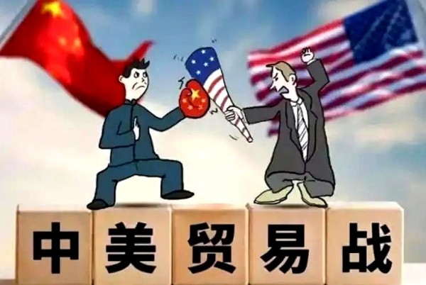 高贵水滴：中美贸易战打到第八年，连娱乐圈都被卷进来了！

最近某顶流小生被拍到用国产折叠屏手机录综艺，弹幕瞬间炸锅：“哥哥连自拍都用华为，这才是真·国货代言人！” 其实从雷军带着小米上春晚开始，明星们早就暗戳戳加入这场经济保卫战了。

谁能想到王一博在片场喝的三顿半咖啡，现在成了00后理财启蒙课？这届艺人连副业都开始卷国产赛道——李诞的脱口秀演员转行直播卖国货美妆，陈赫的贤合庄分店开到县城步行街，...