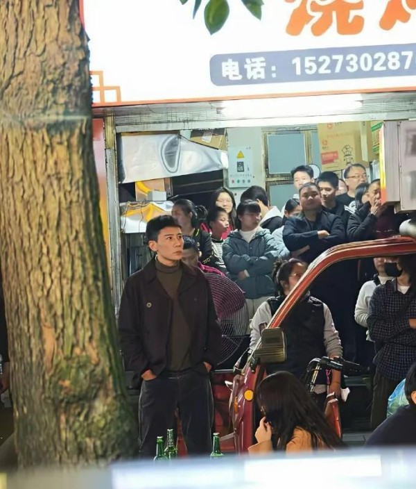 偶遇刘烨吃路边摊，这瘦的有点太过了，男明星也在追求白幼瘦吗？ ​​​