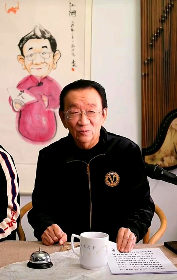 向阳而生1-2：侯耀华直播时一开口就戳破了娱乐圈的窗户纸：“大伙儿这么的、那么的折腾，归根结底还不都是为了点流量？”这话直接把直播间炸开了锅。他自曝杨议都在带货卖货，可自己始终不敢碰这摊子，“没个正经产业链撑腰，拿别人的货出来卖，我这心里不踏实！”

这话倒让网友集体破防了。现在哪个明星不搞直播带货？连过气艺人都在直播间扯着嗓子喊“家人们冲销量”，可这位老艺术家硬是守着最后这点体面。有眼尖的网友翻...