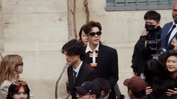 王安宇CELINE大秀看秀官摄CUT 墨镜西装鲨出场，太帅啦！