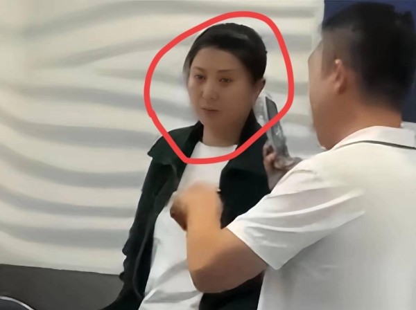 闫学晶遭封禁引爆网络暴力！明星回怼VS网友围攻，谁在模糊言论边界？