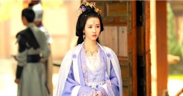 女明星乐器才艺揭秘：陈都灵与唐嫣的音乐魅力