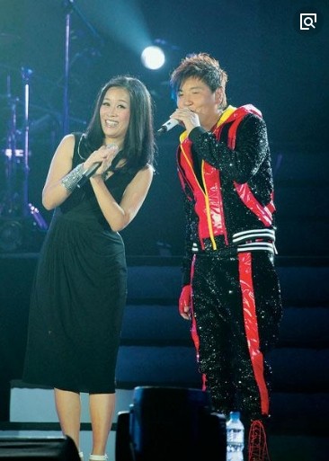 曾经的歌坛巨星，今孙楠近照面容沧桑，尽显老态，在婚后家庭和谐