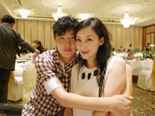 曾经的歌坛巨星，今孙楠近照面容沧桑，尽显老态，在婚后家庭和谐