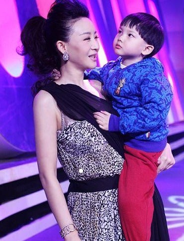 曾经的歌坛巨星，今孙楠近照面容沧桑，尽显老态，在婚后家庭和谐