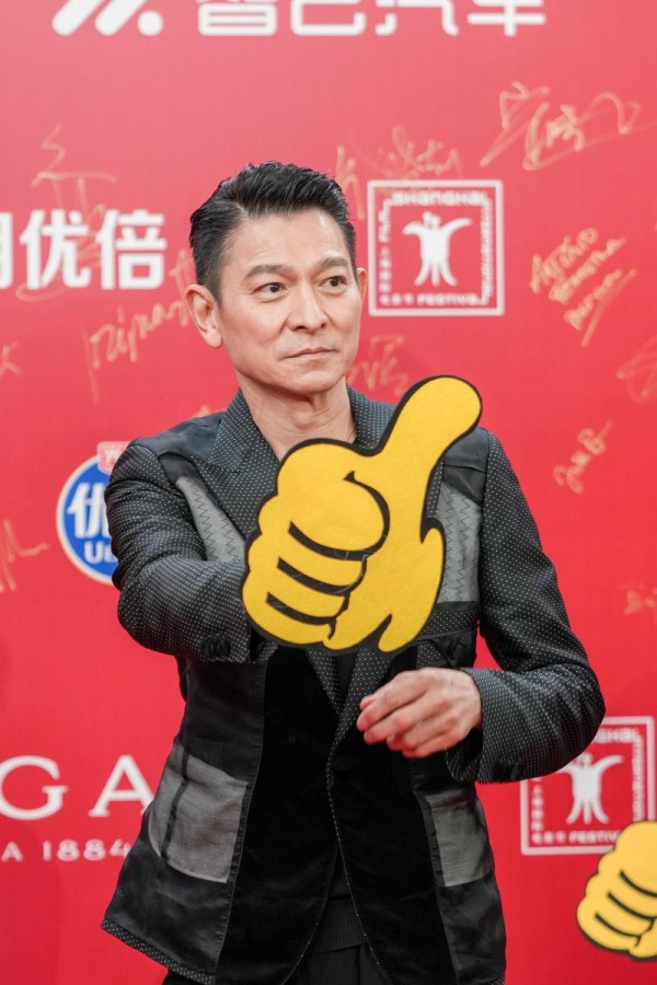 杨幂圆梦时刻！与刘德华挽手走红毯：从迷妹到搭档的跨代际传奇