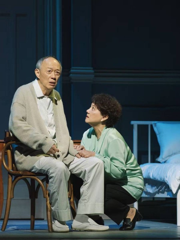 上海出品话剧热演新加坡，金士杰、田水主演《父亲》售票超九成