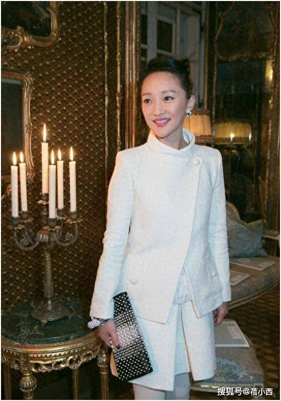 终于明白香奈儿的眼光，周迅气场太强，连土味白丝袜都穿出国际范