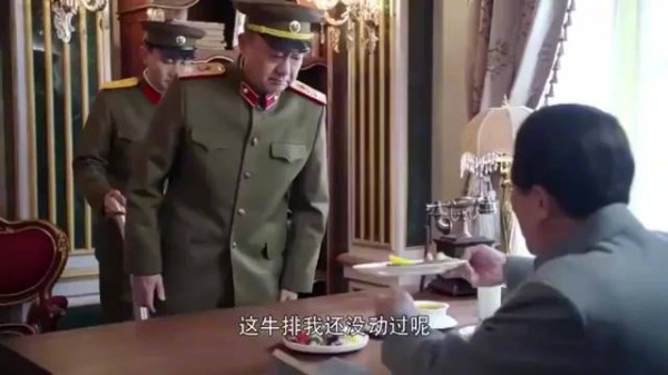 彭总还没吃饭，主席给端上牛排，彭总：不吃，我吃不惯！