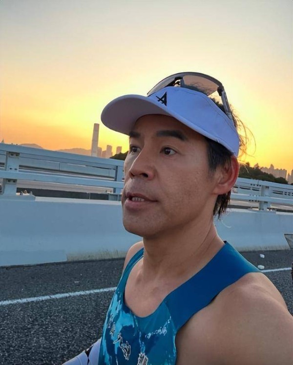 TVB资深男星接拍广告，意外查出健康问题，长期劳累致肝脏出事