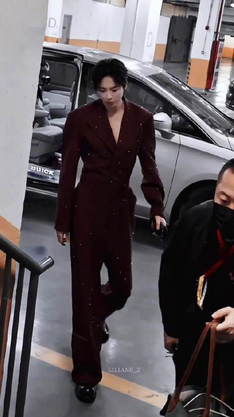 刘宇宁机场再现身高烦恼,190+男星频遇撞头尴尬